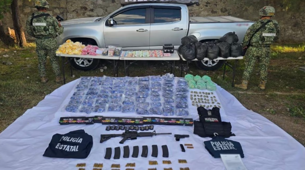 Dinero y objetos asegurados durante operativo federal en Durango.