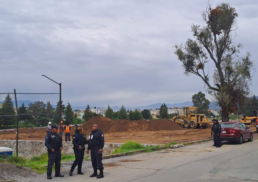 Defensores de Ixcotla recorren campos deportivos donde se realizan trabajos de construcción.