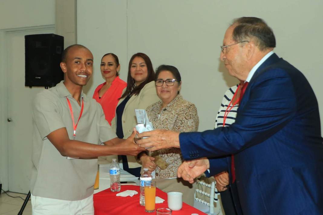 Estudiantes internacionales durante bienvenida en la UATx