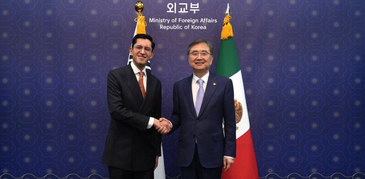Roberto Velasco durante reunión con autoridades de Corea del Sur.