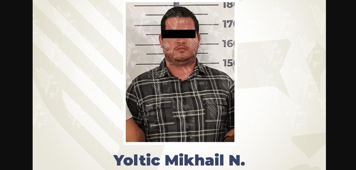 Agentes de la Fiscalía de Puebla durante una detención.