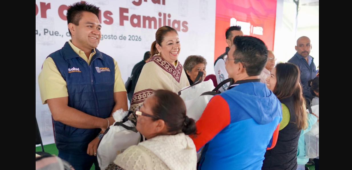 Familias reciben apoyos durante jornada social en Puebla.