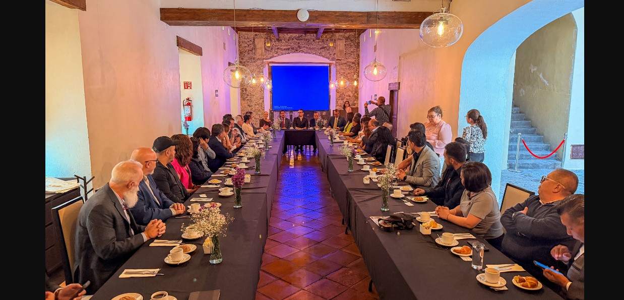 Expertos y empresarios durante panel sobre casonas históricas de Puebla.