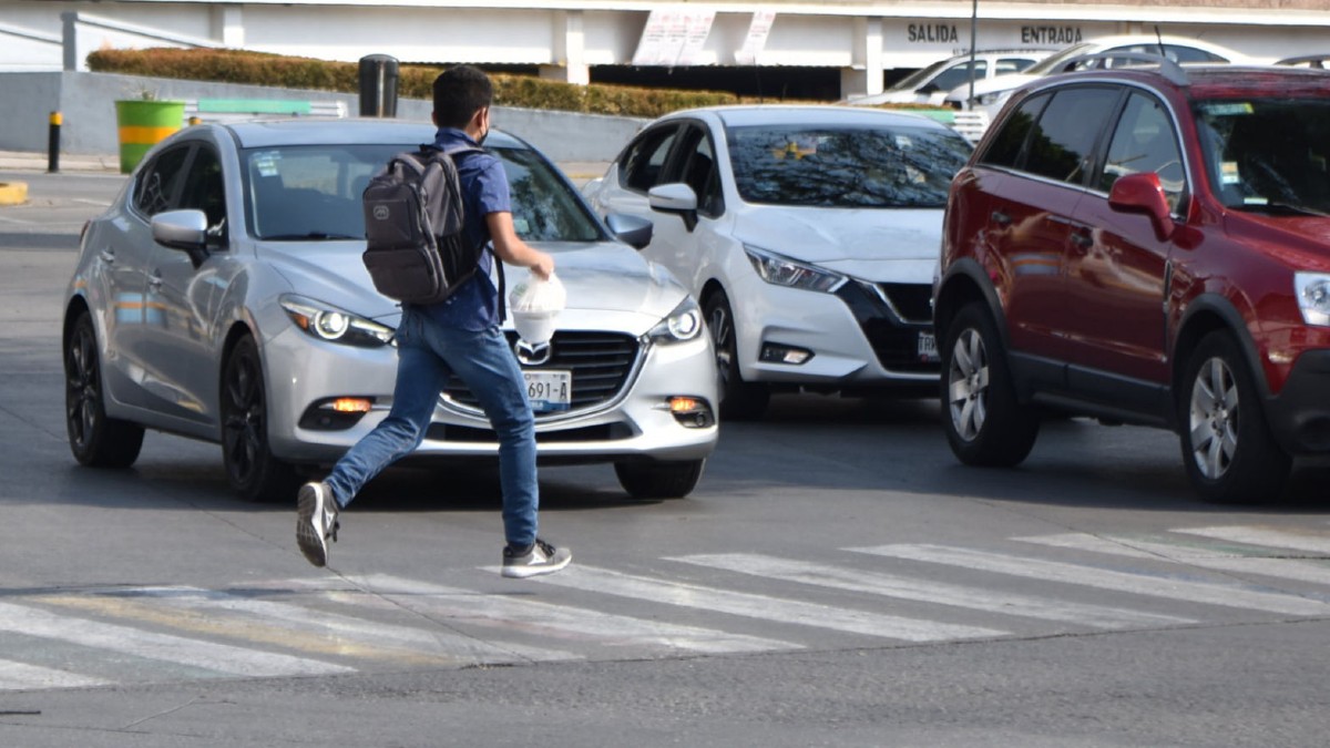 IntervienenPuebla, Pue.- Ocho de los 10 cruceros identificados como los más peligrosos para peatones en la ciudad de Puebla ya fueron intervenidos con infraestructura vial de seguridad, informó el subsecretario de Movilidad municipal, José Antonio Ontiveros Palacios.  El funcionario explicó que las acciones buscan reducir riesgos para quienes caminan por estas zonas y mejorar las condiciones de movilidad en puntos donde desde 2015 se han registrado altos índices de incidentes viales.  Los cruces que ya cuentan con adecuaciones para brindar mayor protección a peatones son Diagonal Defensores de la República–18 de Noviembre, 31 Oriente–bulevar 5 de Mayo, Avenida Reforma–35 Norte, calle del Jardín–Avenida 24 Sur, Calle H–18 de Noviembre, bulevar Municipio Libre–Avenida 14 Sur, bulevar Carlos Camacho Espíritu–Avenida 14 Sur y Nezahualcóyotl–Camino al Batán.  Ontiveros Palacios señaló que las cuadrillas municipales continuarán con los trabajos en los dos puntos restantes, entre ellos la zona de la 14 Sur a un costado de Ciudad Universitaria (CU), así como el bulevar Xonacatepec y el área conocida como El Casco.  De acuerdo con el subsecretario, la meta es que estos espacios cuenten con pasos seguros antes de que concluya el ejercicio fiscal 2026 y dejen de representar un riesgo para las personas que transitan diariamente por ellos.  Asimismo, indicó que el Ayuntamiento dará seguimiento a los datos estadísticos de los ocho cruceros intervenidos para evaluar si las medidas implementadas generan una reducción en los incidentes viales registrados en estas zonas. ocho cruceros peligrosos de Puebla para mejorar seguridad peatonal