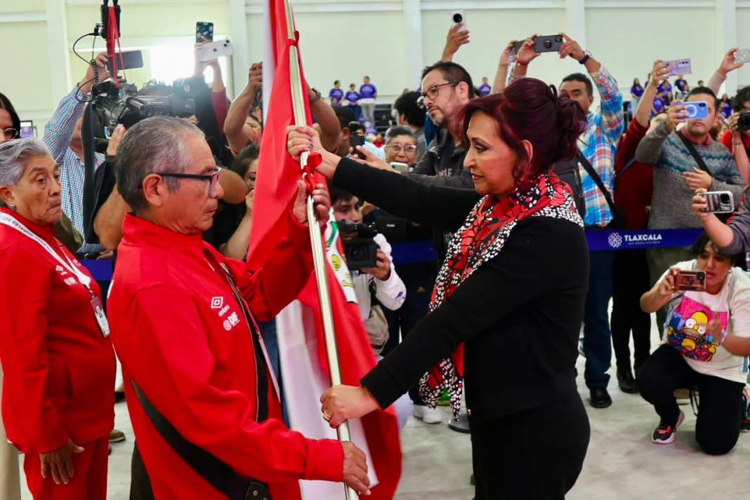 Personas adultas mayores de Tlaxcala durante el abanderamiento de las Olimpiadas de Oro 2026.