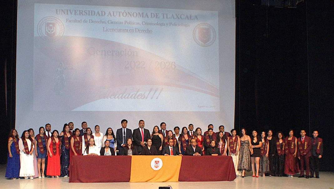 Egresados de Derecho durante su ceremonia de graduación en la UATx.