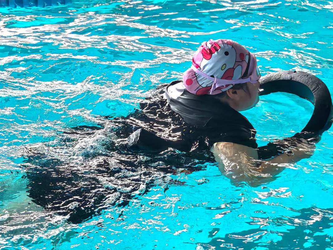 Niña recibe terapia acuática en el Polideportivo de Tlaxcala.