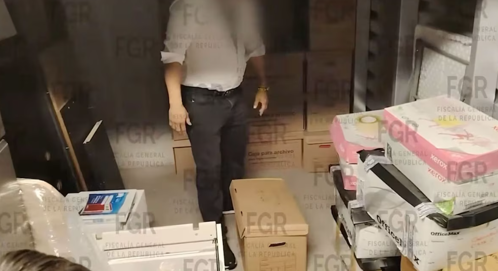 Documentos asegurados durante un cateo de la FGR.