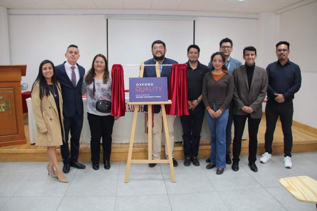 Autoridades de la UATx durante la develación de la placa Oxford Quality.