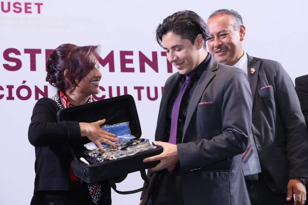 Gobernadora entrega instrumentos musicales a agrupaciones de Tlaxcala.