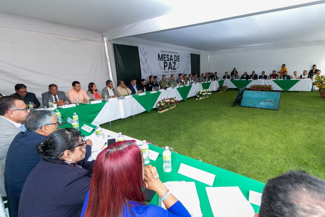 Autoridades de Tlaxcala y Puebla durante una reunión de seguridad.