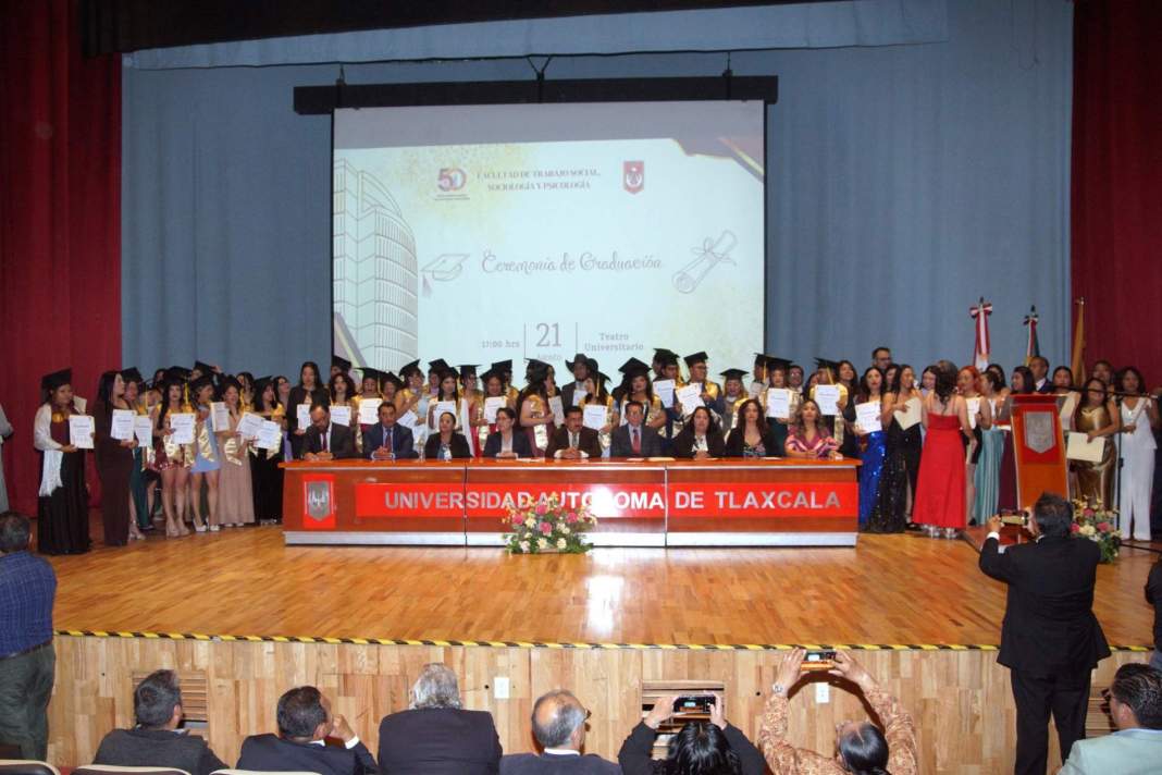 Graduados de la UATx durante su ceremonia de titulación.