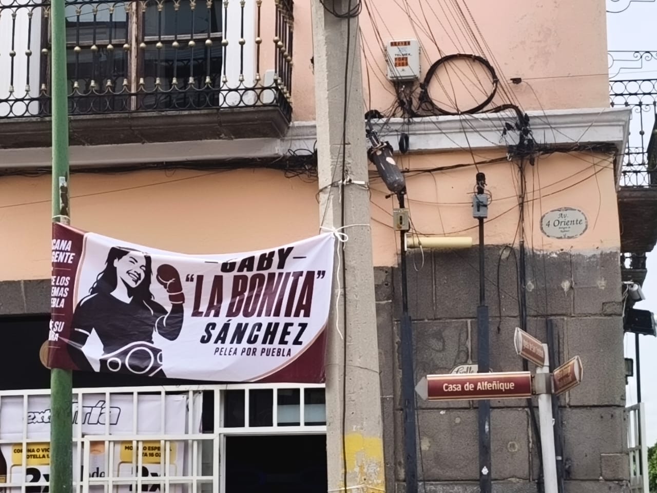 Pese a restricciones Gaby “La Bonita” Sánchez se promociona en calles del Centro Histórico