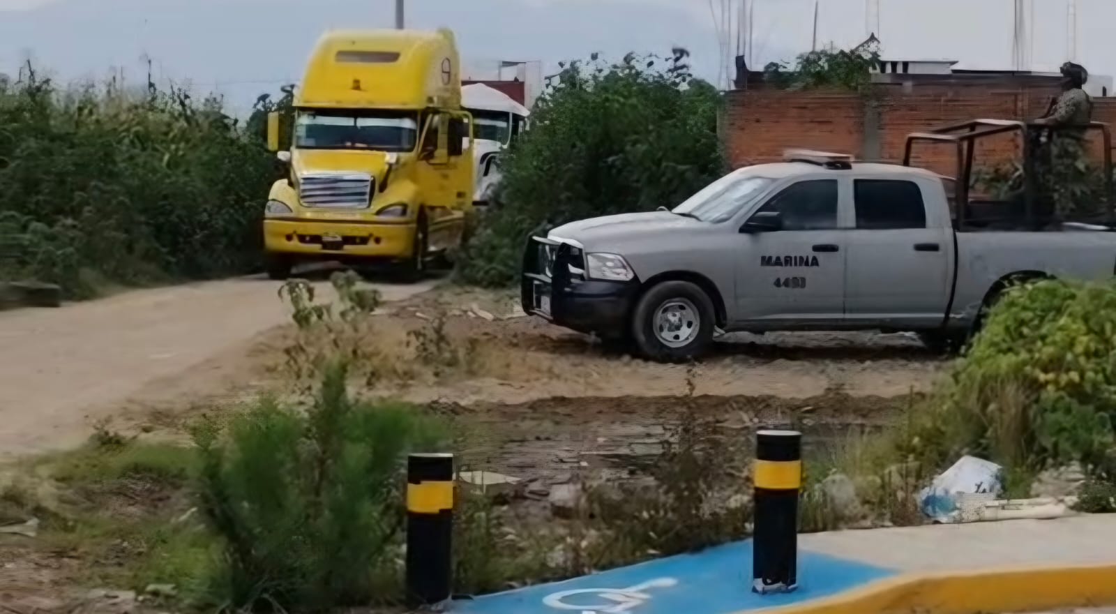 Aseguran pipas durante operativo de la FGR en un predio de San Andrés Cholula