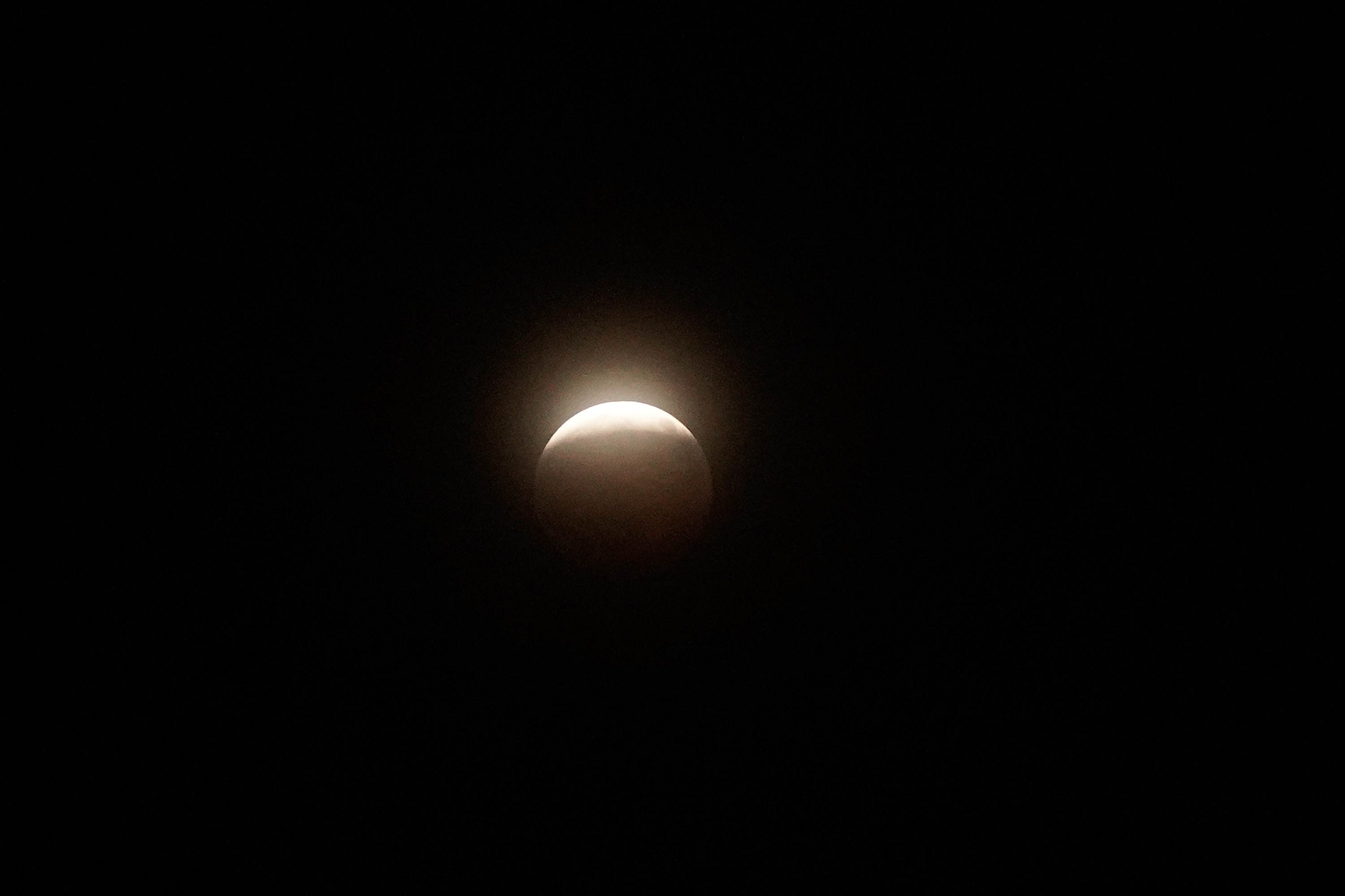 Bruma roba protagonismo al eclipse lunar en Puebla; cubre casi por completo la Luna