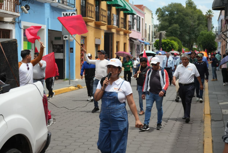 Integrantes del Movimiento Antorchista durante una marcha en Tlaxcala.