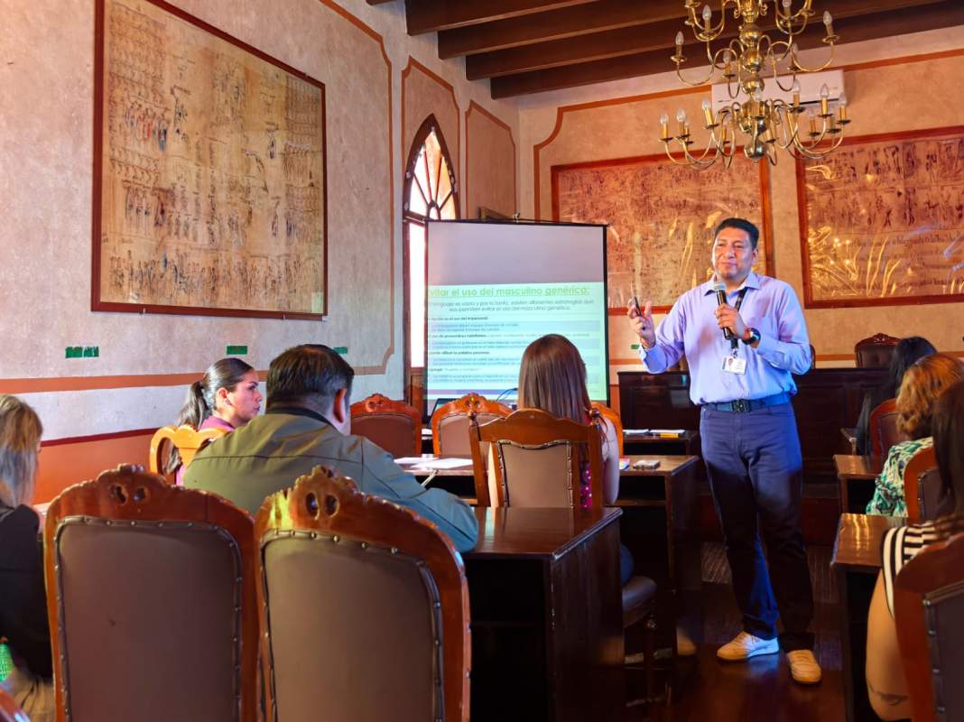 Personal del ayuntamiento de Tlaxcala durante capacitación sobre lenguaje incluyente.