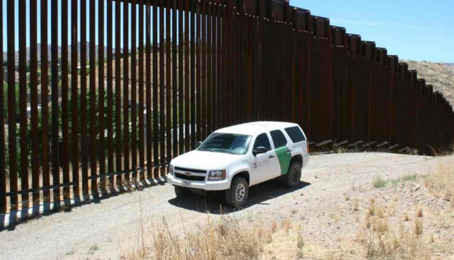 Dos mexicanos enfrentan cargos en Estados Unidos por tráfico de armas y drogas
