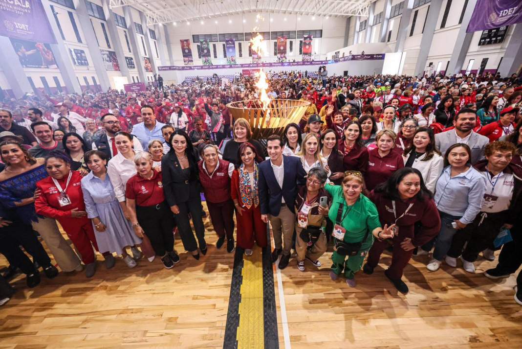 Personas mayores participan en la inauguración de las Olimpiadas de Oro en Tlaxcala.