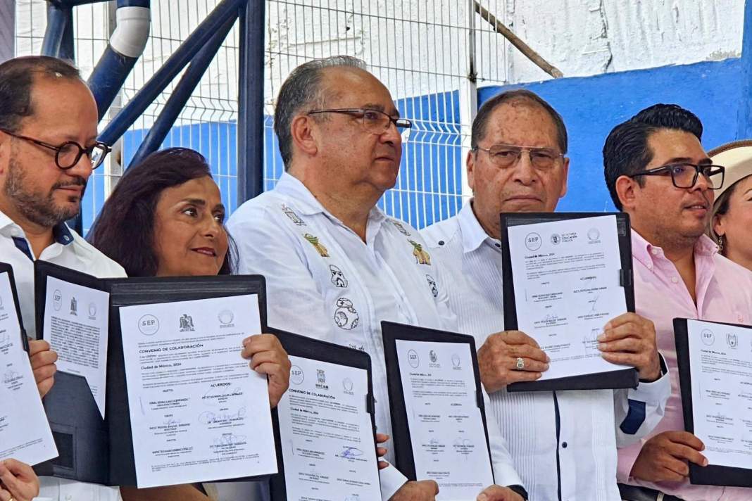 Rector de la UATx durante actividades de fiscalización universitaria.