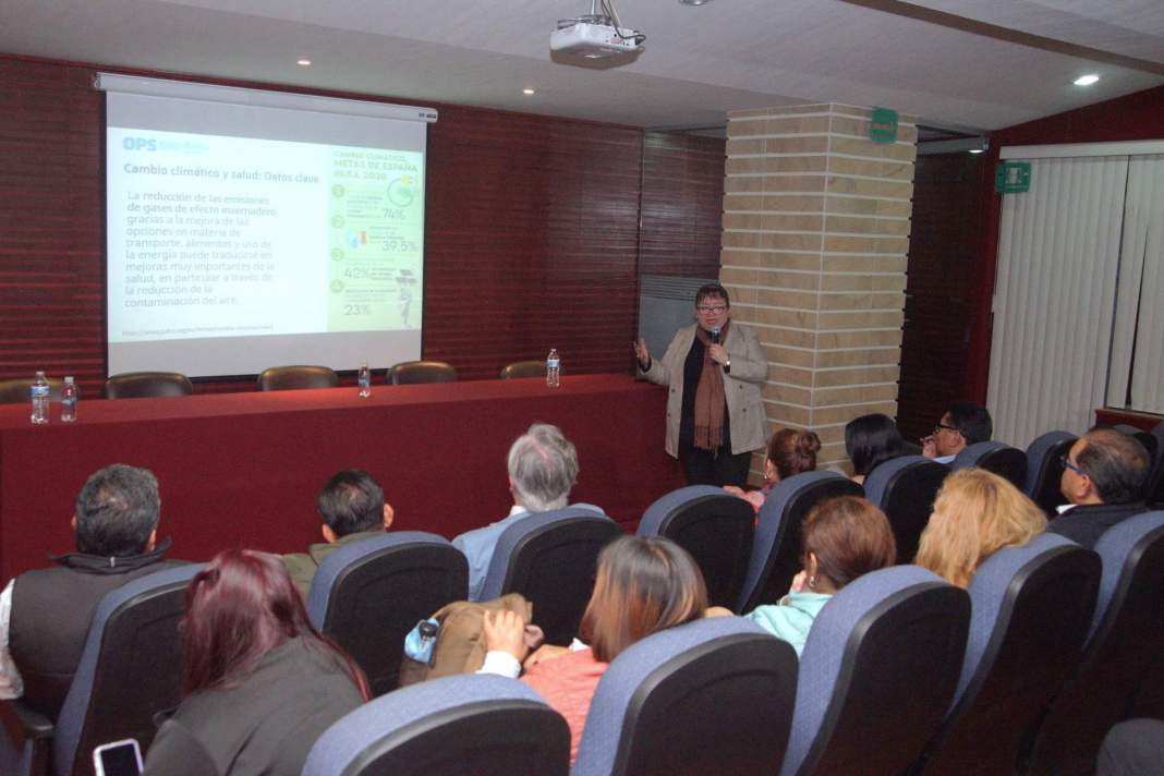 Especialista habla sobre cambio climático y salud pública durante un encuentro en la UATx.