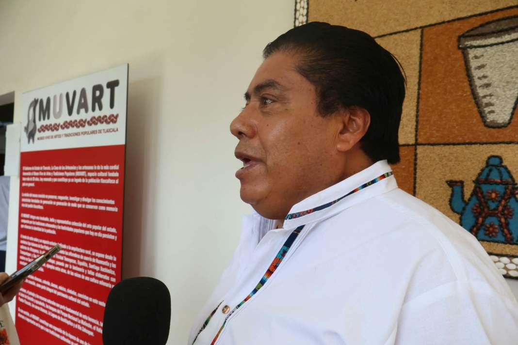 Artesano de Tlaxcala muestra productos elaborados a mano.