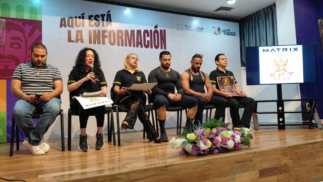 Atletas durante la presentación de la Expo Fitness XFT 2026 en Tlaxcala.