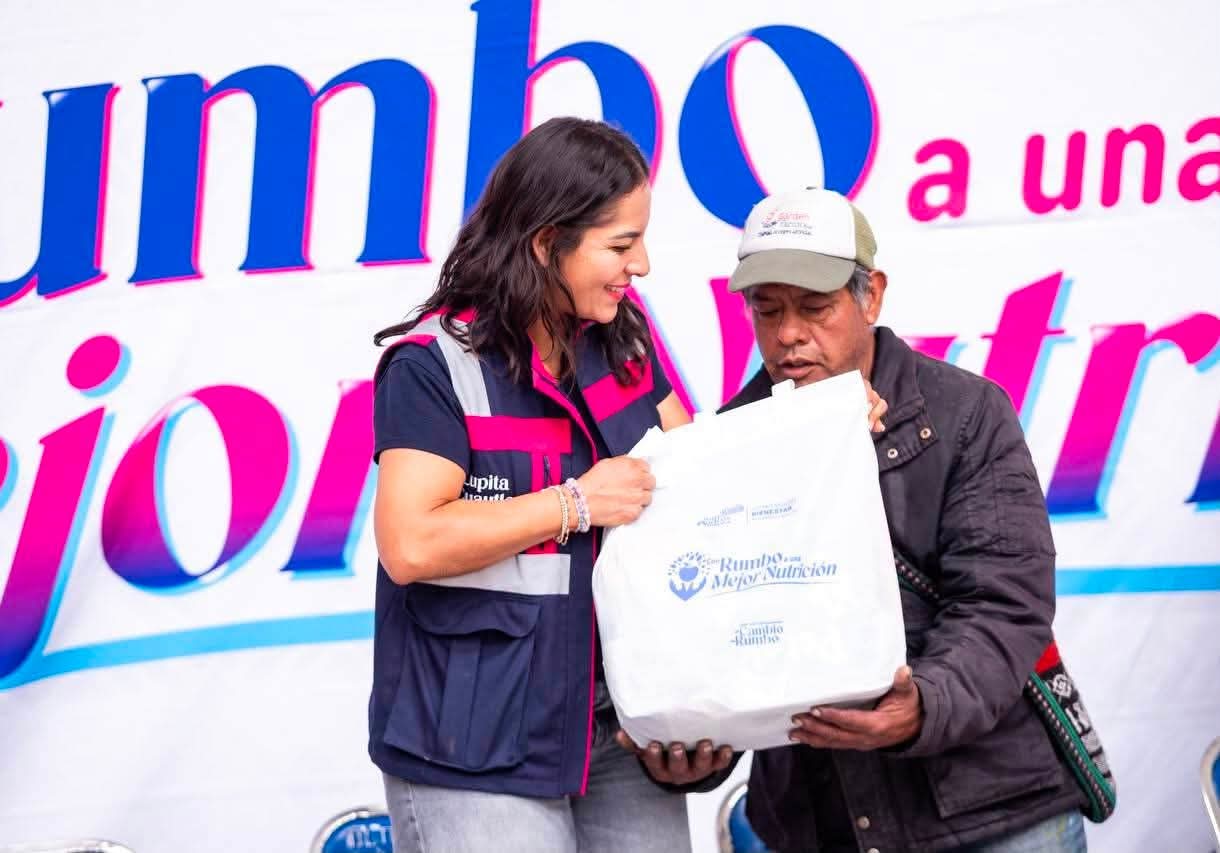 Guadalupe Cuautle entrega 156 despensas a adultos mayores de Lázaro Cárdenas 