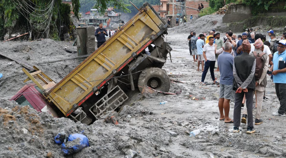 Equipos de rescate trabajan entre los daños provocados por la avalancha en Nepal.