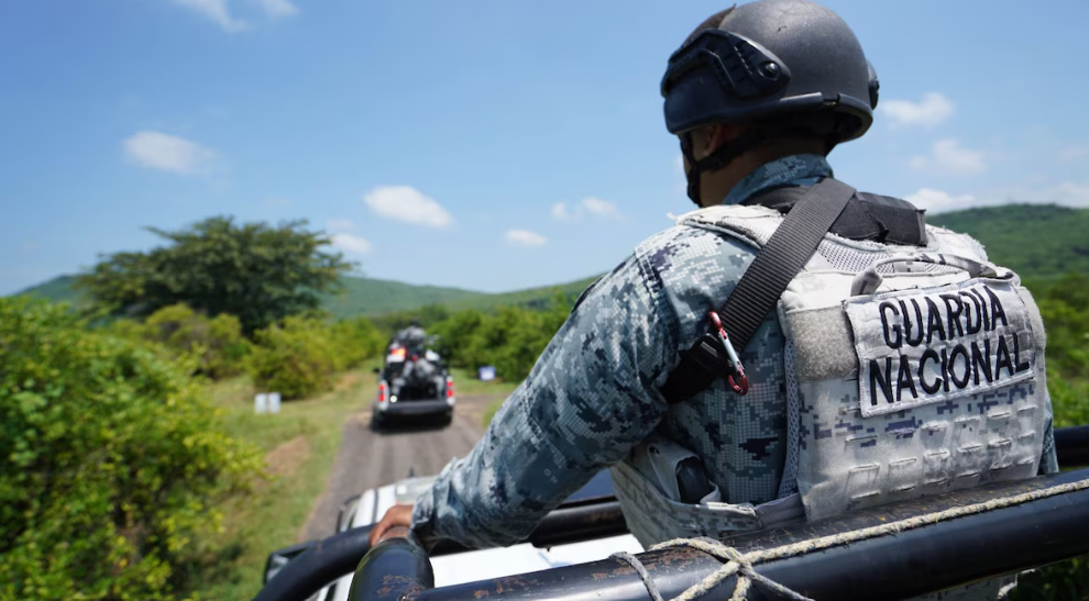 Patrulla de la Guardia Nacional en una carretera de Michoacán.