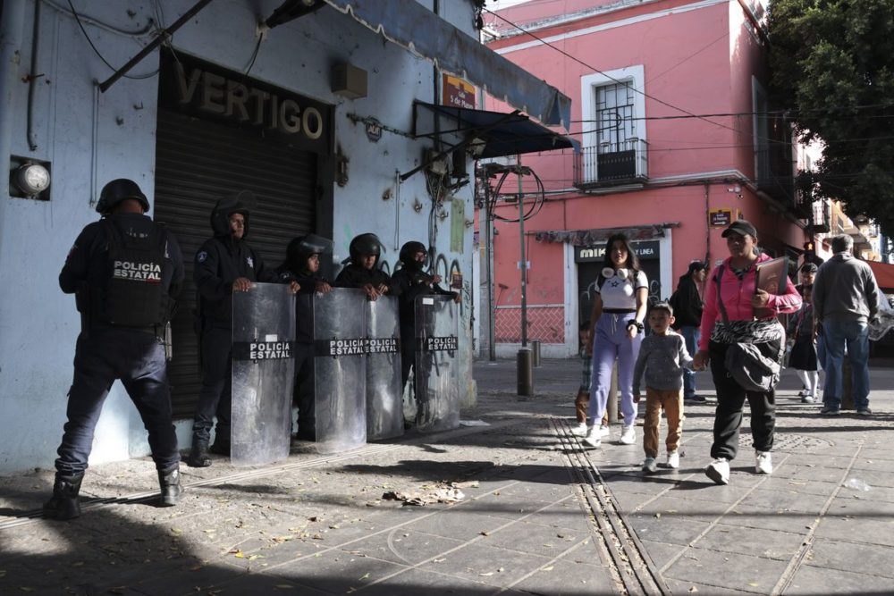 Despliegan operativo para impedir instalación de ambulantes en corredor 5 de Mayo de Puebla