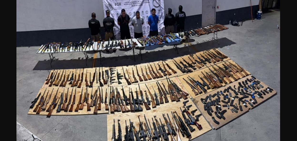 Omar García Harfuch durante el reporte del decomiso de armas