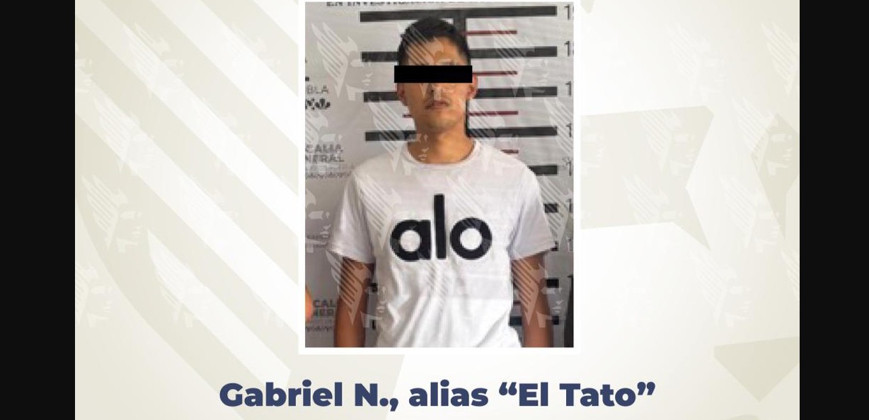Agentes de la Fiscalía de Puebla durante una detención.