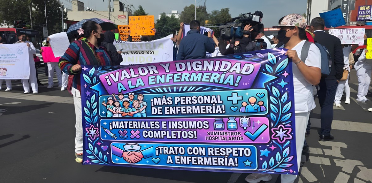 Enfermeros del IMSS protestan y bloquean Eje 3 en CDMX.