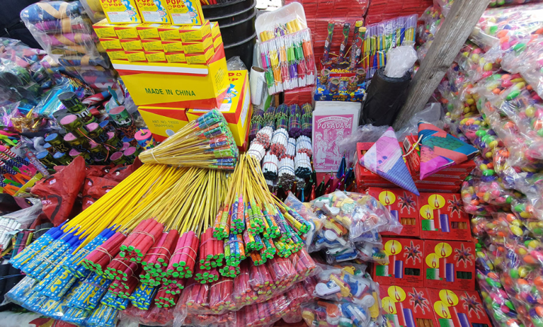 Incrementa venta clandestina de pirotecnia en mercados y calles del Centro Histórico de Puebla
