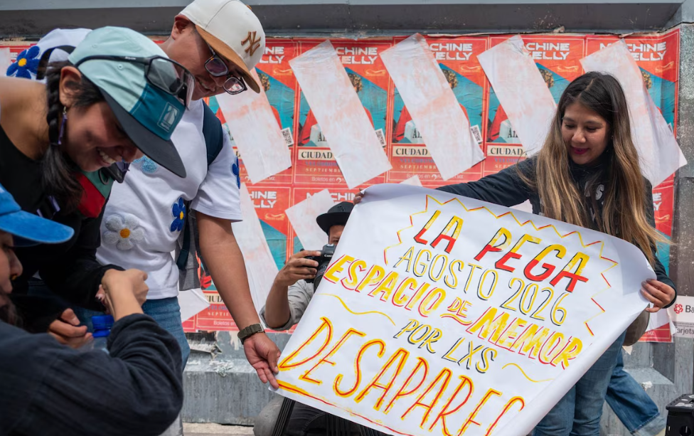Familiares pegan fichas de búsqueda en la Glorieta de los Desaparecidos.