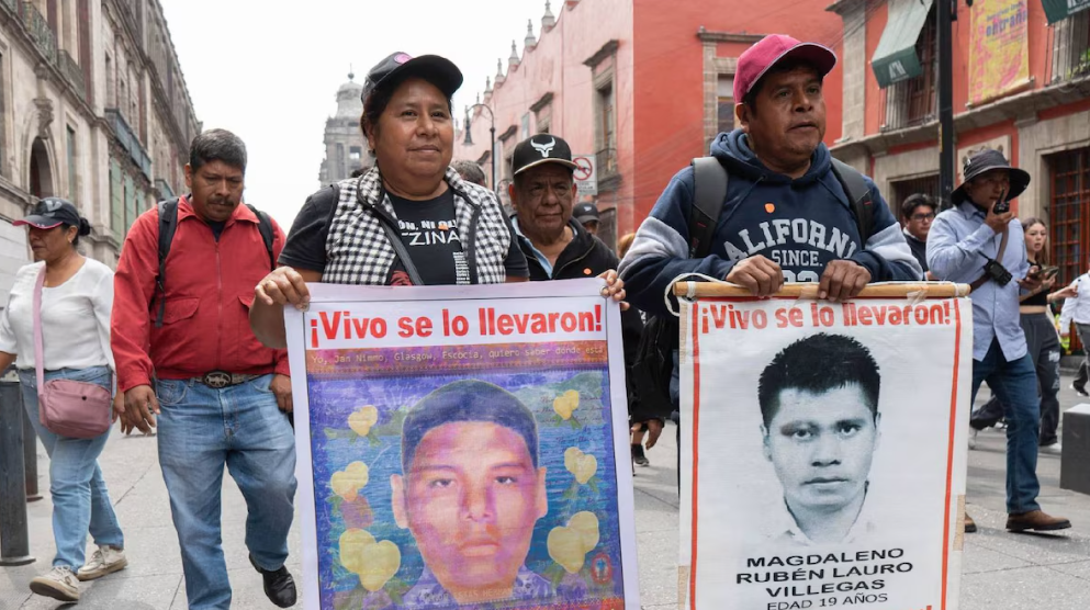 Padres de los 43 normalistas de Ayotzinapa durante una protesta.