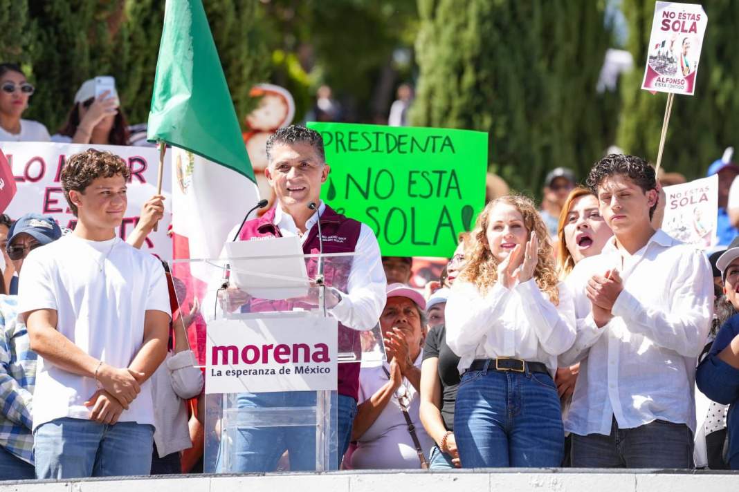 Ciudadanos reunidos en una asamblea política en el centro de Tlaxcala.