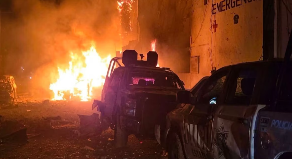 Daños tras la explosión de un coche bomba frente a una comandancia en Ojocaliente.