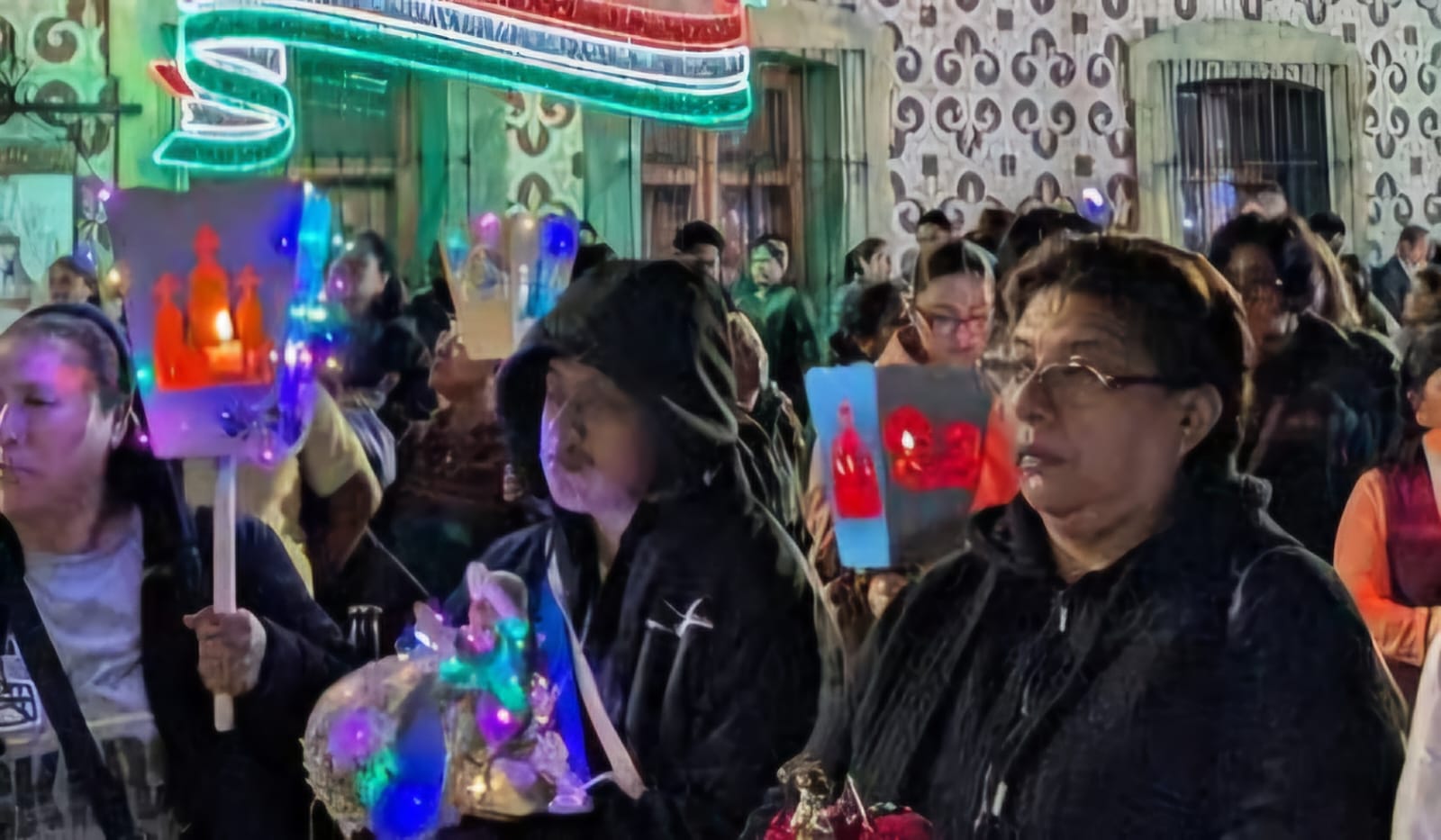 Faroles iluminan San Pedro Cholula en vísperas de la celebración de la Virgen de los Remedios