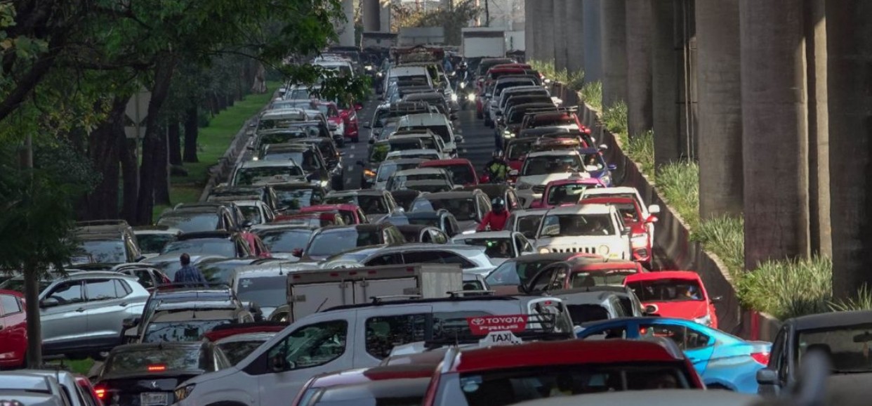 Autos circulando en una avenida de la Ciudad de México.