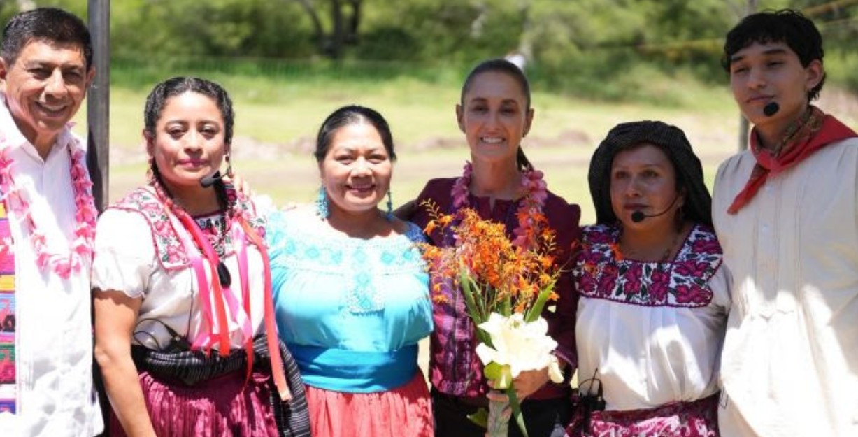 Claudia Sheinbaum supervisa obras carreteras en la Mixteca de Oaxaca.
