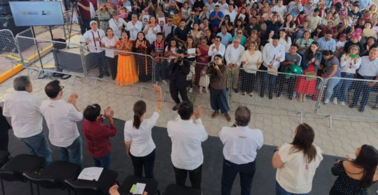 Claudia Sheinbaum durante la entrega de viviendas en Oaxaca.