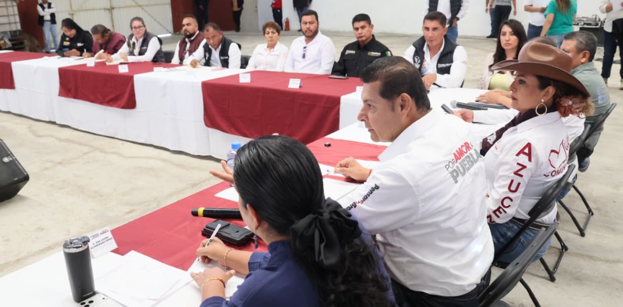 Gobernador Alejandro Armenta durante reunión con autoridades de la región Izta-Popo.