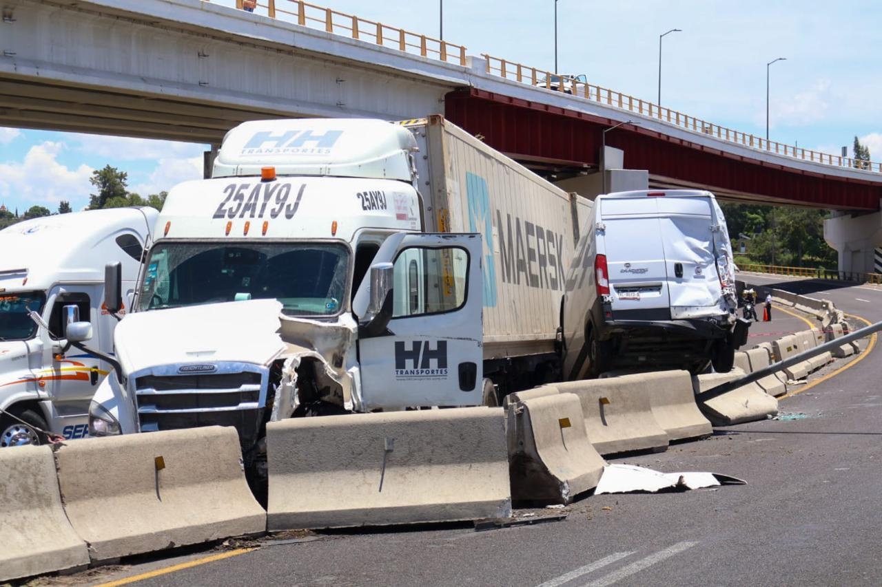 Tráiler involucrado en accidente sobre carretera Tlaxcala-Apizaco.