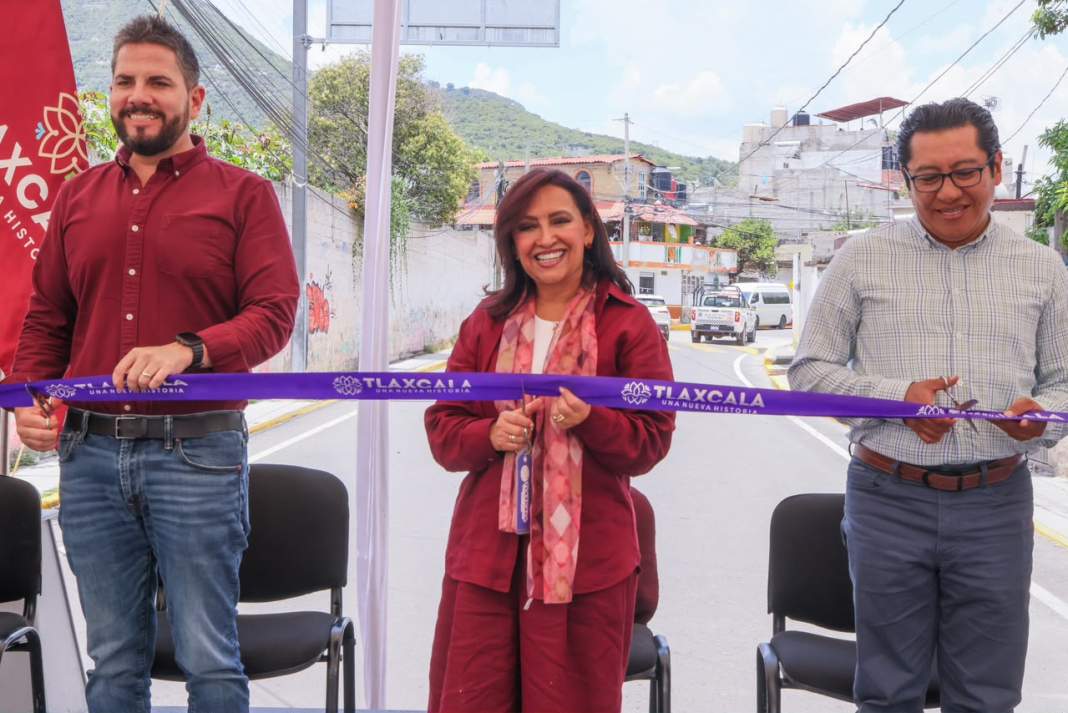 Lorena Cuéllar durante la entrega de la carretera Totolac-Texantla.