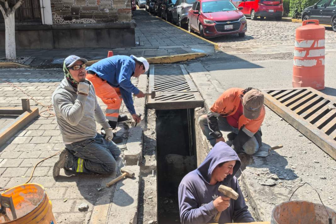 Trabajos de rehabilitación de una rejilla pluvial en avenida Juárez de Tlaxcala.
