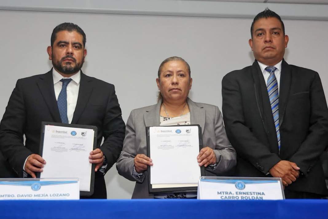 Autoridades durante la firma del convenio contra la trata de personas.