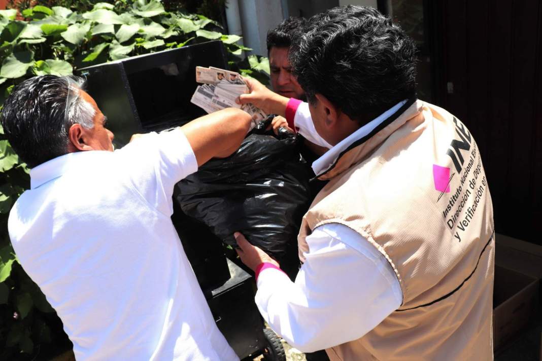 Personal del INE Tlaxcala durante la destrucción de credenciales para votar.
