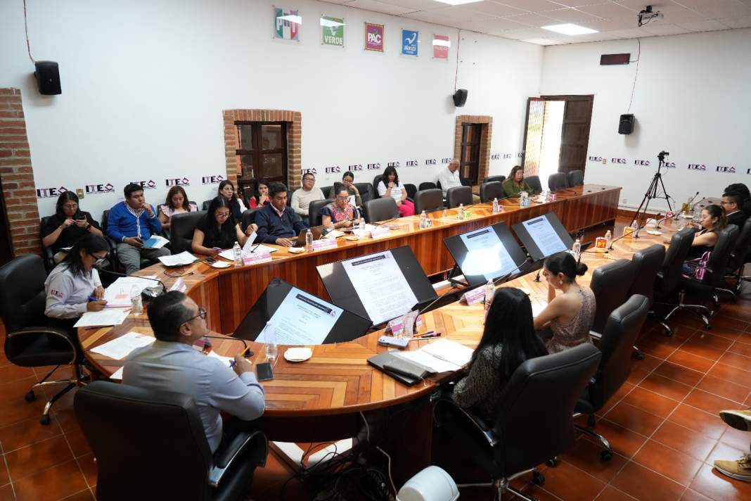 Consejo General del ITE durante sesión sobre multas a partidos políticos.